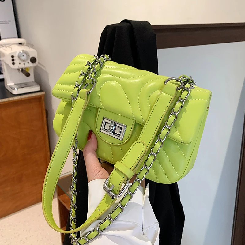 Летняя маленькая сумка в горячем стиле для женщин 2023, новая модная универсальная сумка-мессенджер с цепочкой, высококачественная модная маленькая квадратная сумка на одно плечо