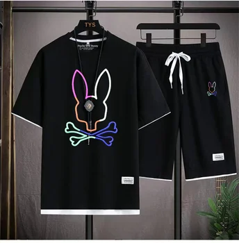 В моду входят летние новинки, мужской фирменный комплект с принтом Psycho Bunny, шорты с короткими рукавами и классный комплект из двух предметов